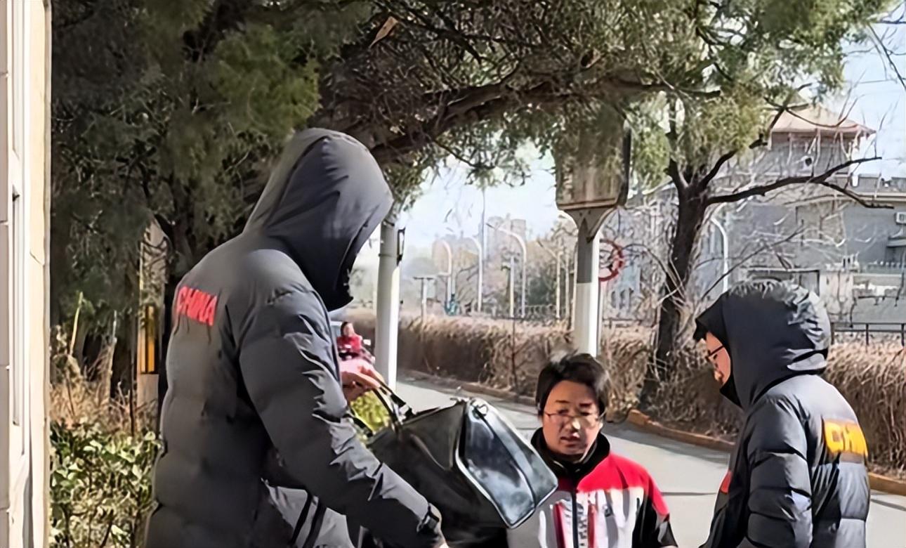 8868体育官方入口-男篮启程日本！徐杰、庞峥麟、曾凡博未出现，郭振明随队！